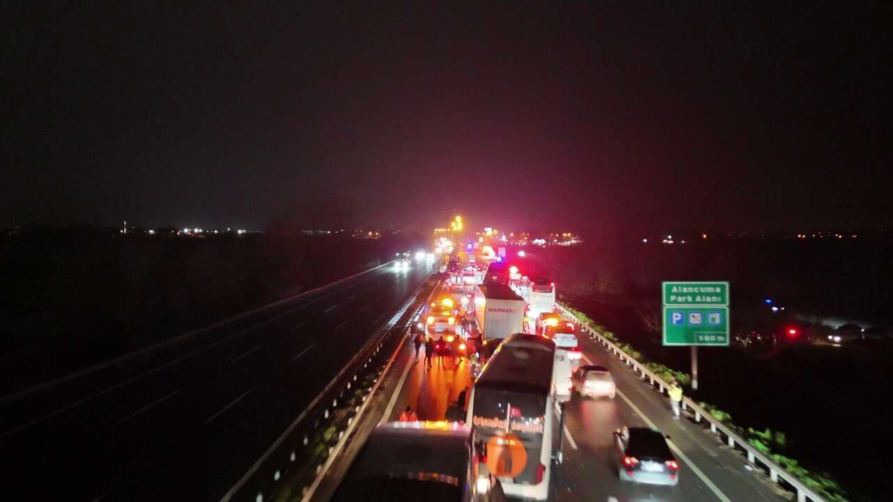 Konya plakalı TIR zincirleme kazaya karıştı! Çok sayıda yaralı var 1